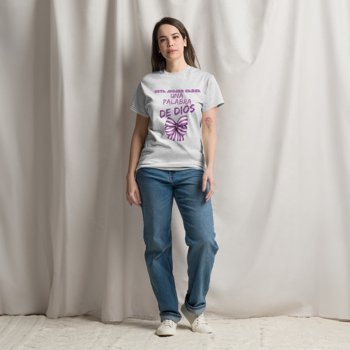 Esta Mujer Carga Una Palabra de Dios - Unisex classic tee