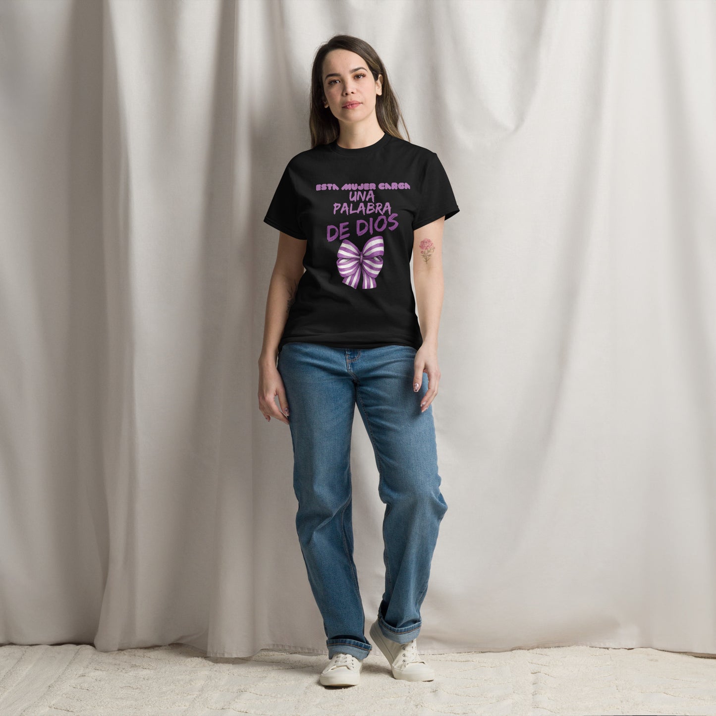 Esta Mujer Carga Una Palabra de Dios - Unisex classic tee